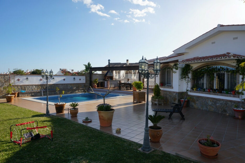 Detached Villa Caleta de Vélez Málaga - image 4