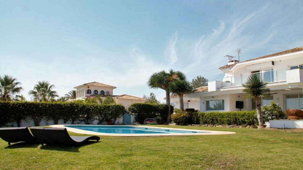 Detached Villa El Paraiso Málaga - image 4