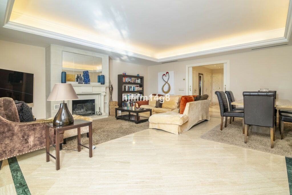 Middle Floor Apartment The Golden Mile Málaga - image 4