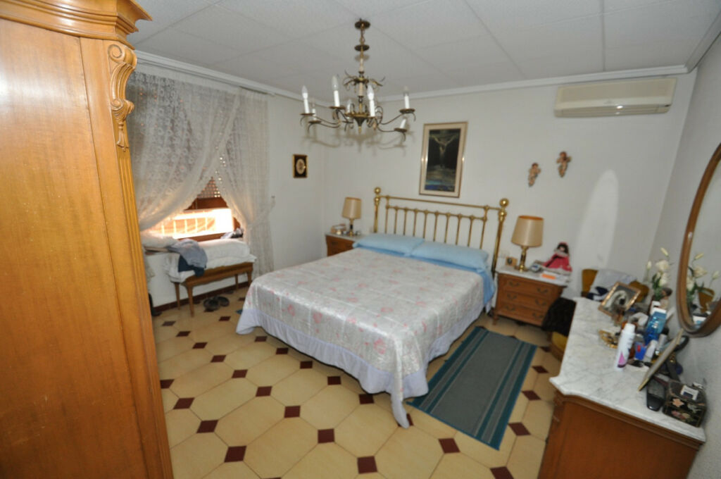 Townhouse Petrer Alicante - image 4