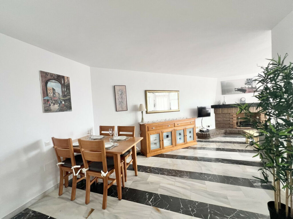 Middle Floor Apartment Calahonda Málaga - image 4