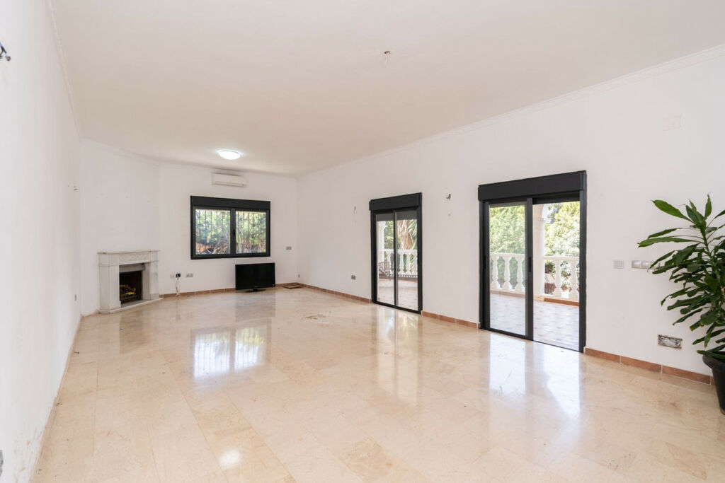 Detached Villa Río Real Málaga - image 5