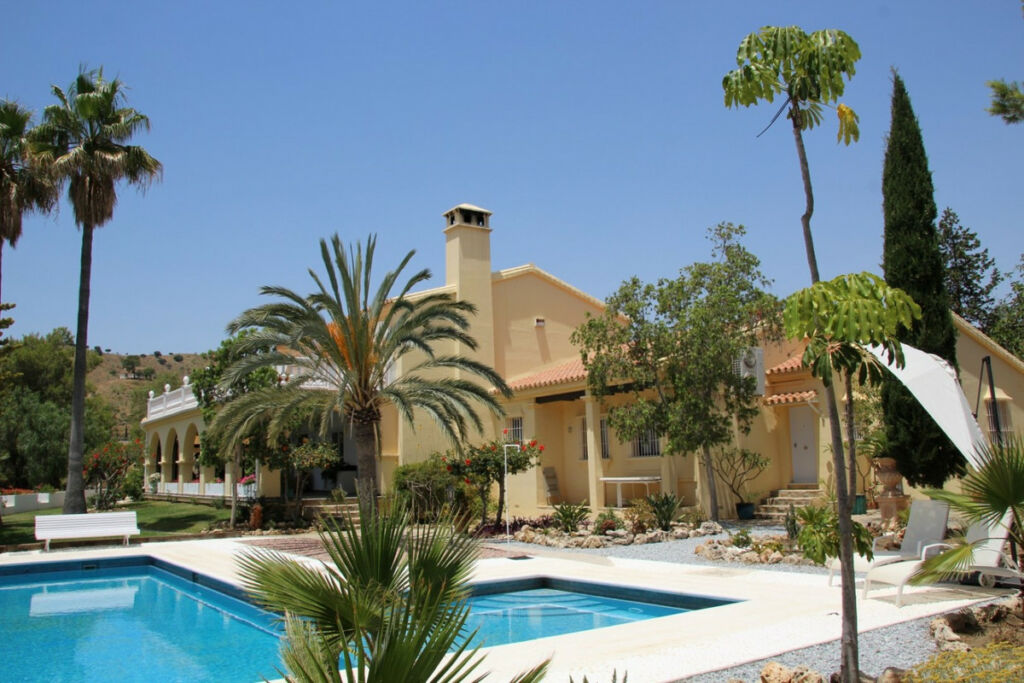 Detached Villa Benajarafe Málaga - image 5