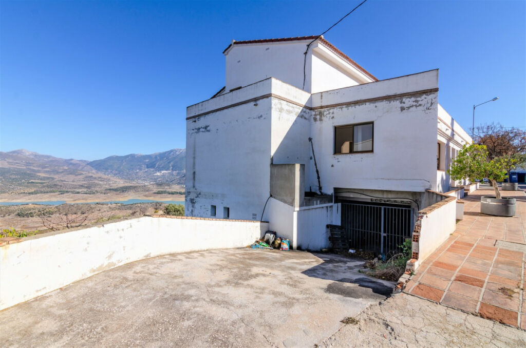 Detached Villa La Viñuela Málaga - image 5