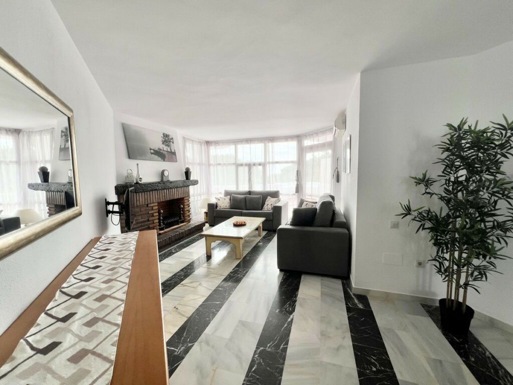 Middle Floor Apartment Calahonda Málaga - image 5