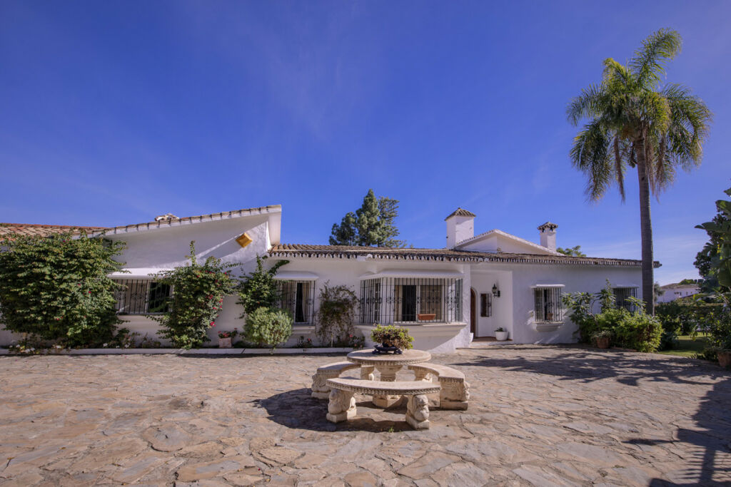 Detached Villa Guadalmina Alta Málaga - image 3