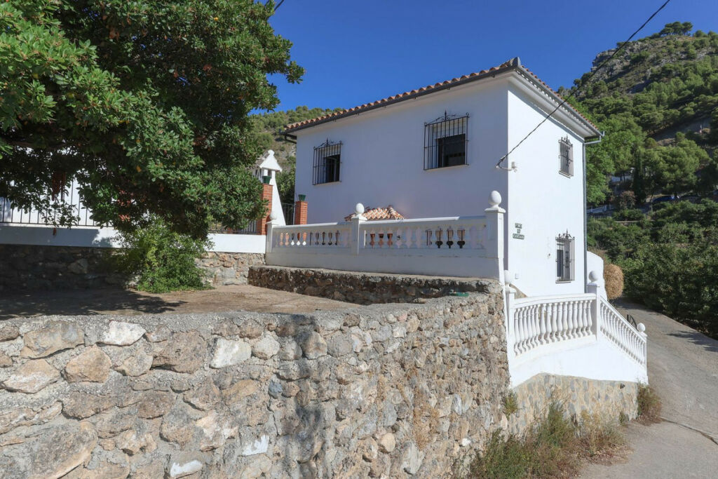 Detached Villa Alozaina Málaga - image 5