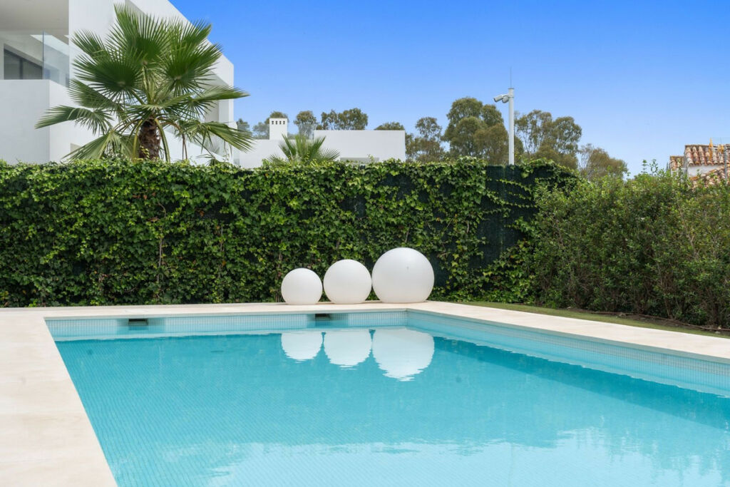 Detached Villa El Paraiso Málaga - image 5