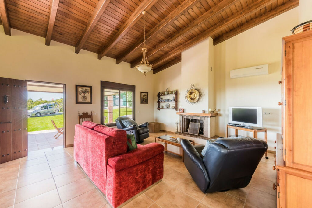 Detached Villa Estepona Málaga - image 5