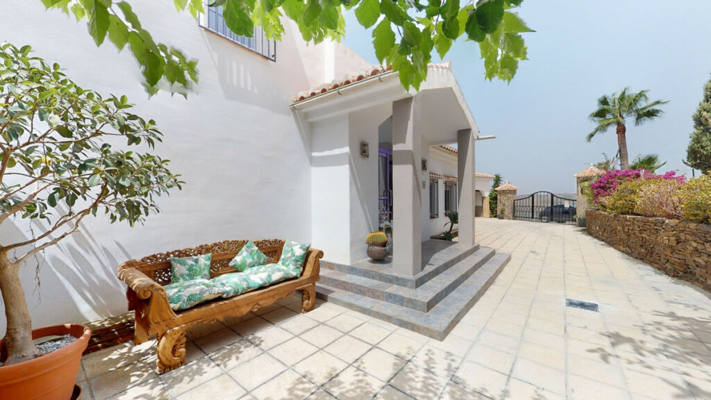 Detached Villa Sayalonga Málaga - image 5