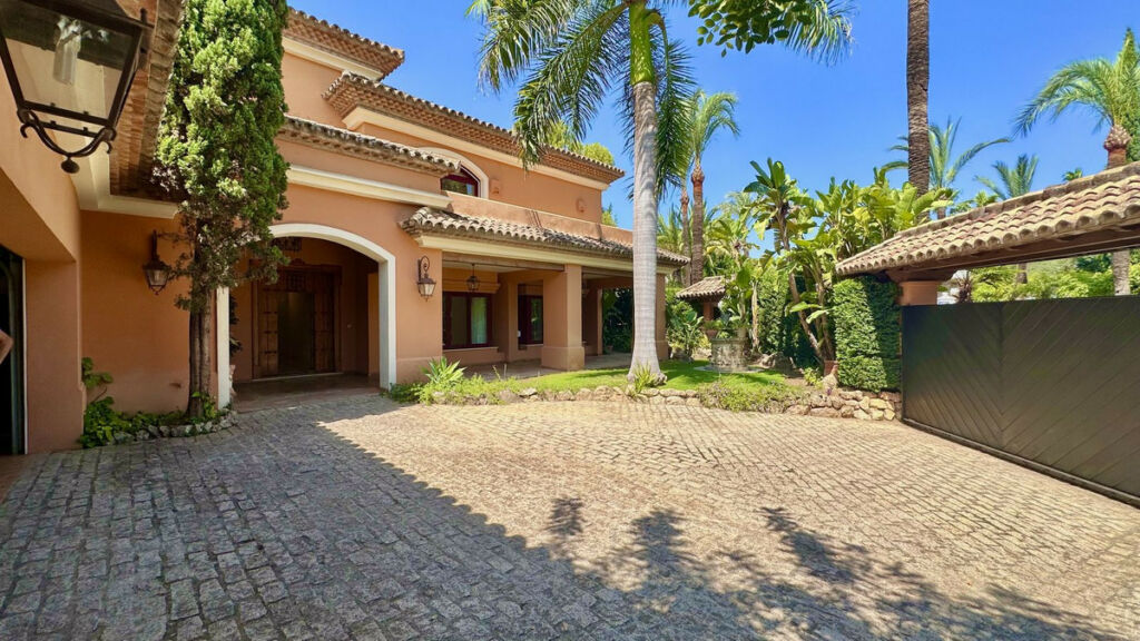 Detached Villa The Golden Mile Málaga - image 59