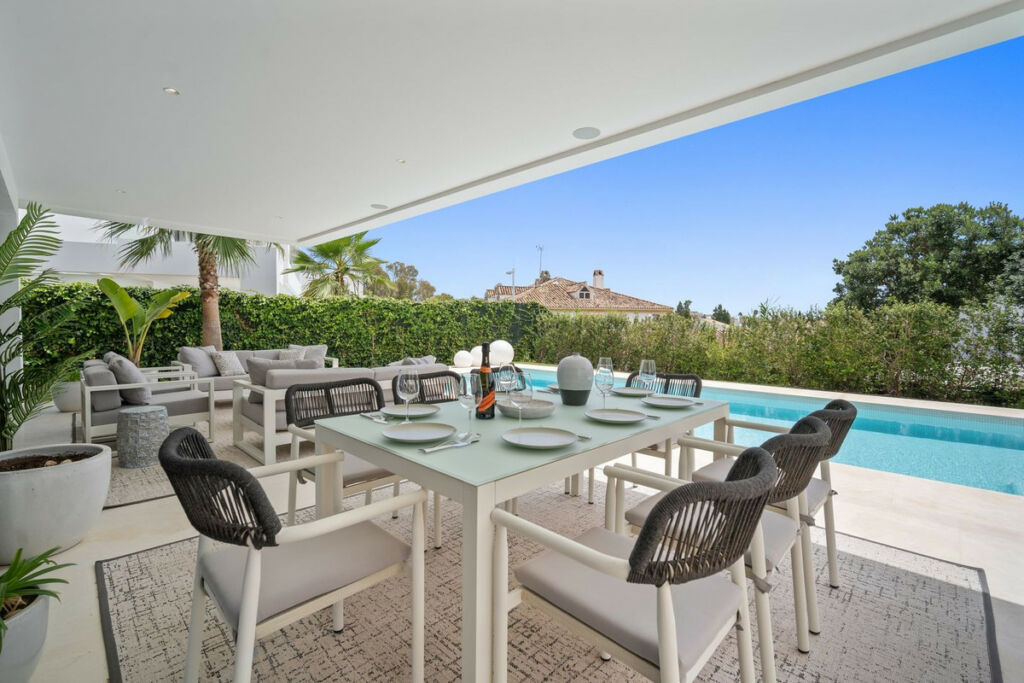 Detached Villa El Paraiso Málaga - image 6