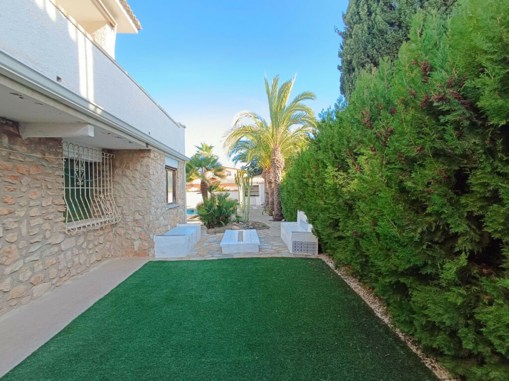 Detached Villa La Zenia Alicante - image 6