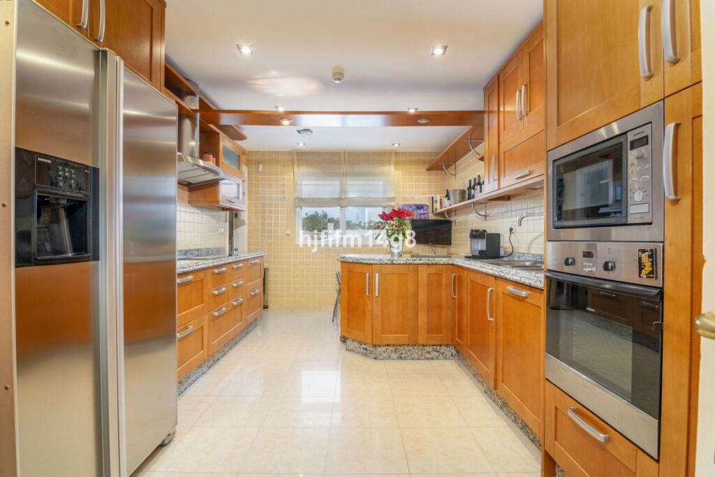 Middle Floor Apartment The Golden Mile Málaga - image 6