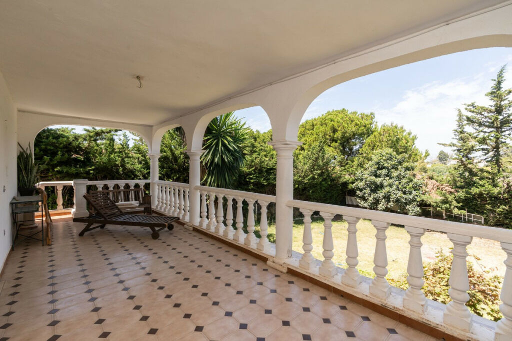 Detached Villa Río Real Málaga - image 6