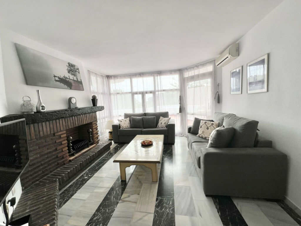 Middle Floor Apartment Calahonda Málaga - image 6