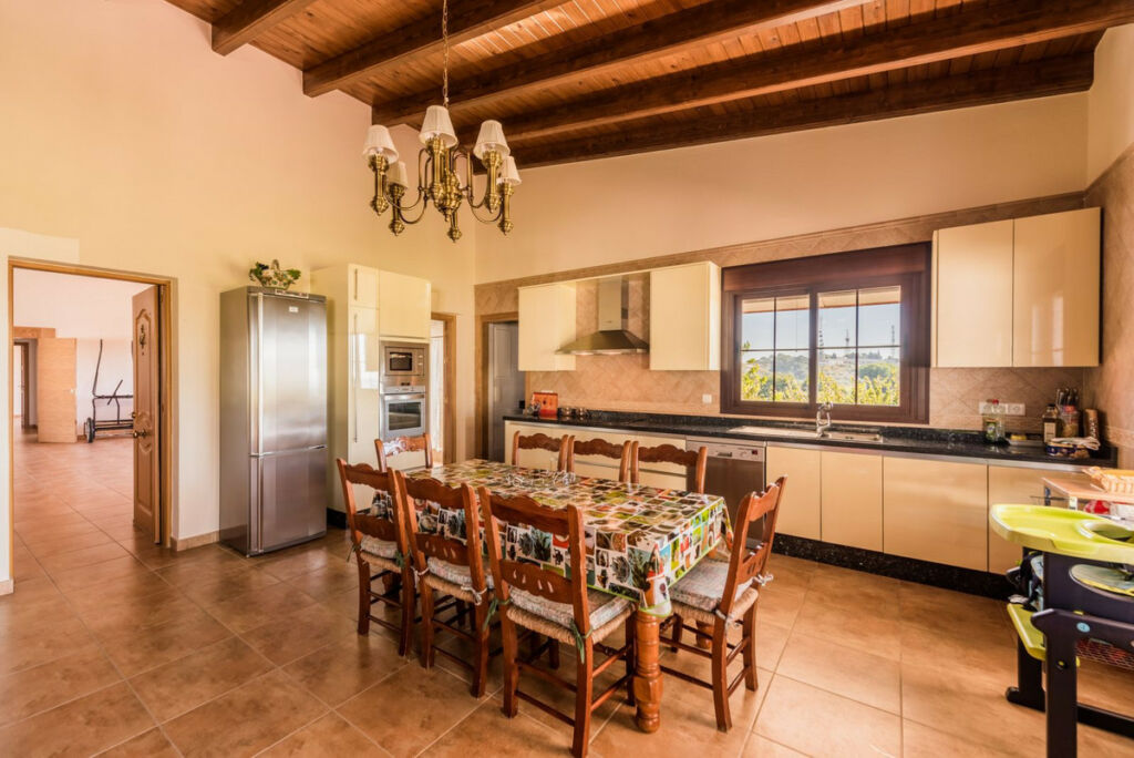 Detached Villa Estepona Málaga - image 6