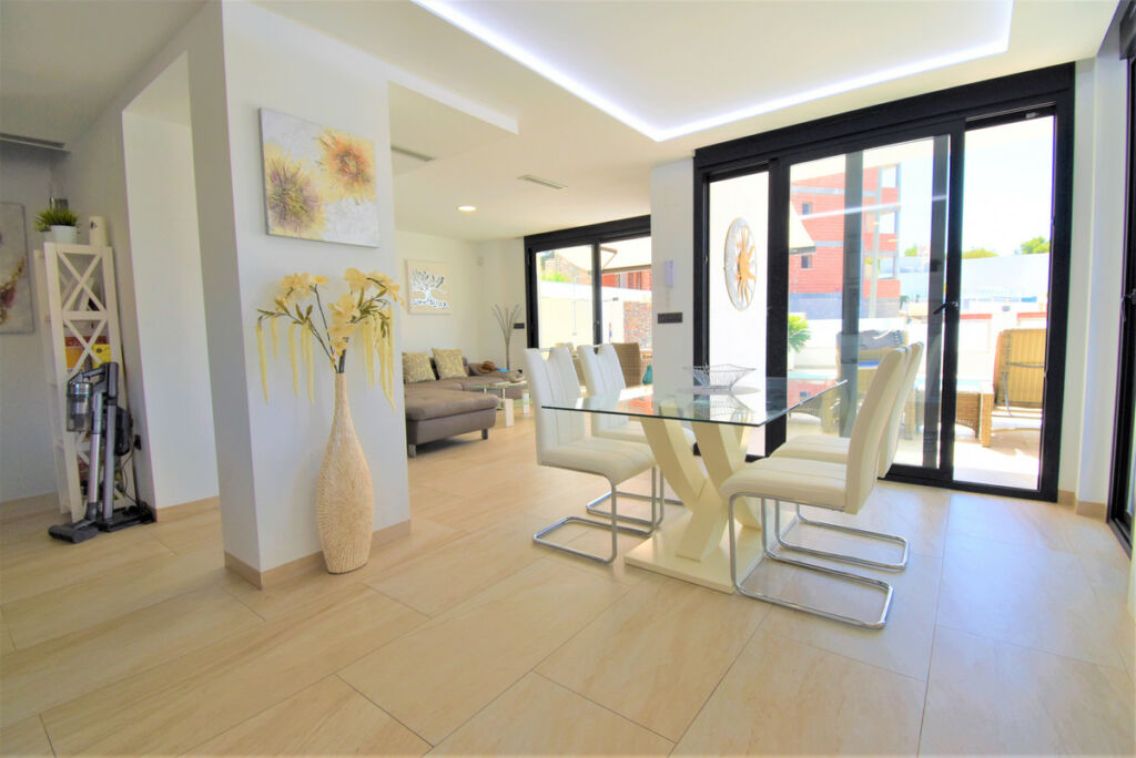 Detached Villa Villamartin Alicante - image 7