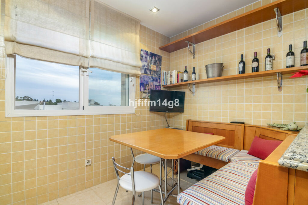 Middle Floor Apartment The Golden Mile Málaga - image 7