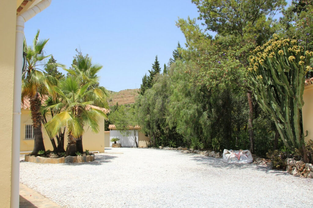 Detached Villa Benajarafe Málaga - image 8