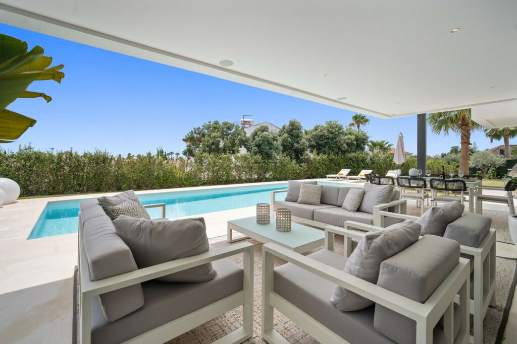 Detached Villa El Paraiso Málaga - image 8