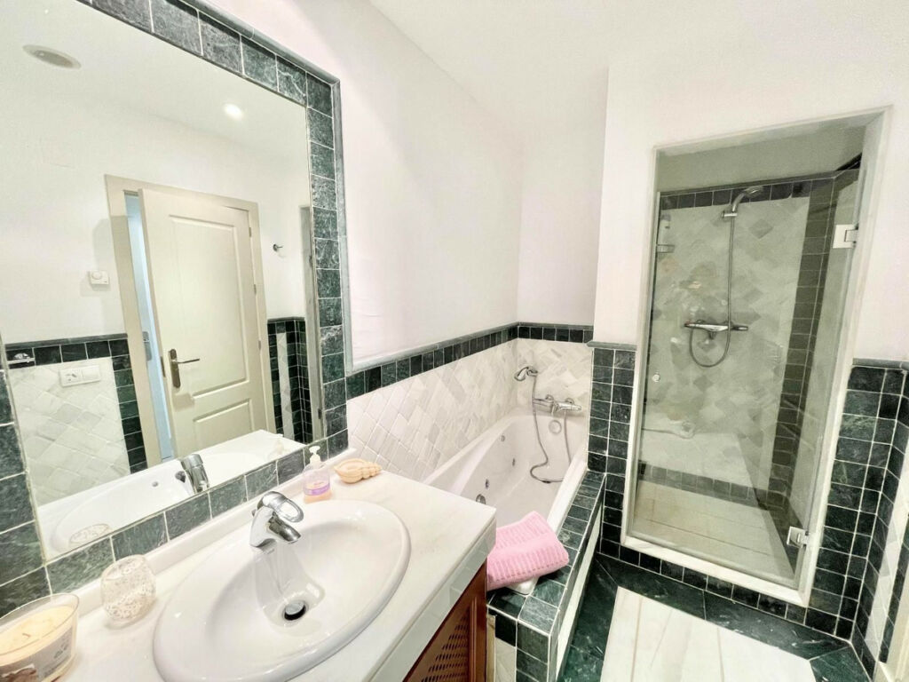 Ground Floor Apartment The Golden Mile Málaga - image 13