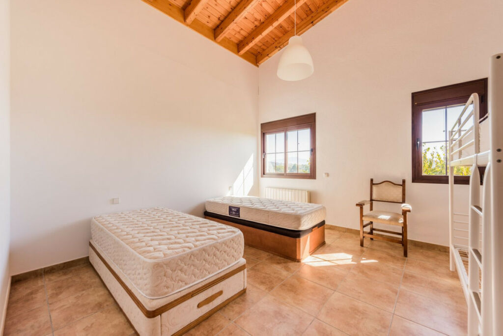 Detached Villa Estepona Málaga - image 9