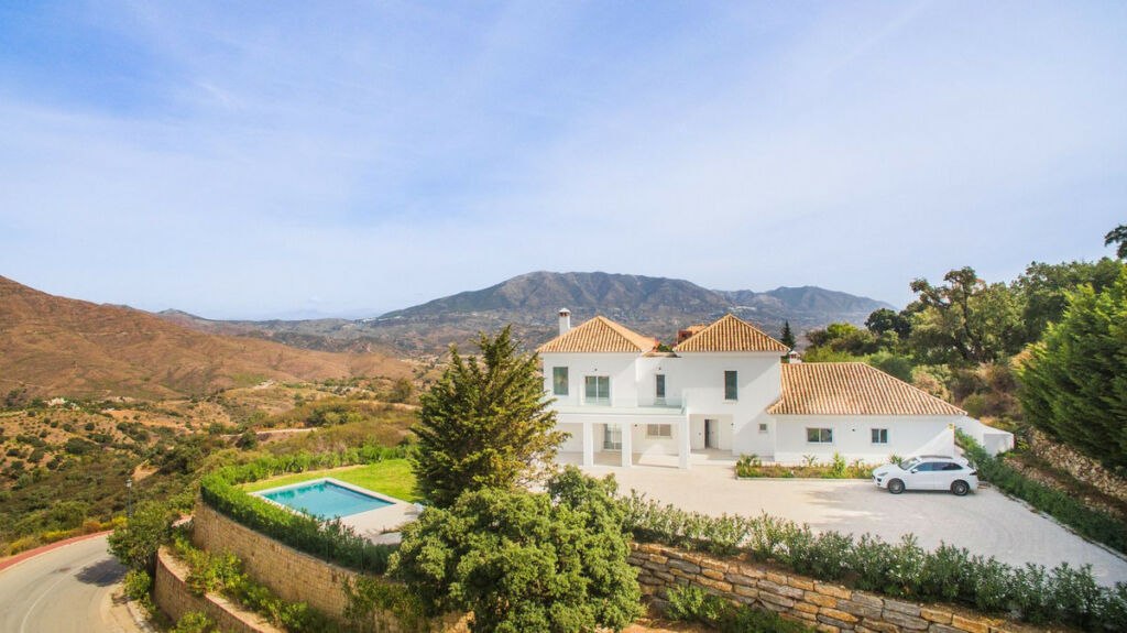 Detached Villa La Mairena Málaga