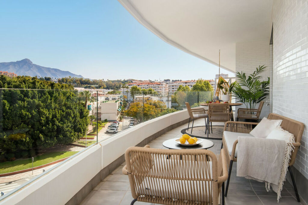 Middle Floor Apartment La Campana Málaga - image 2