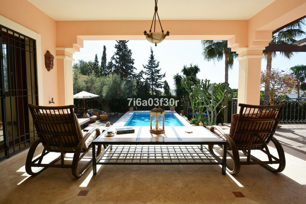 Detached Villa Nueva Andalucía Málaga - image 2