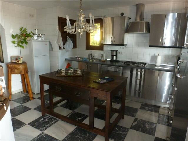 Detached Villa Estepona Málaga - image 10