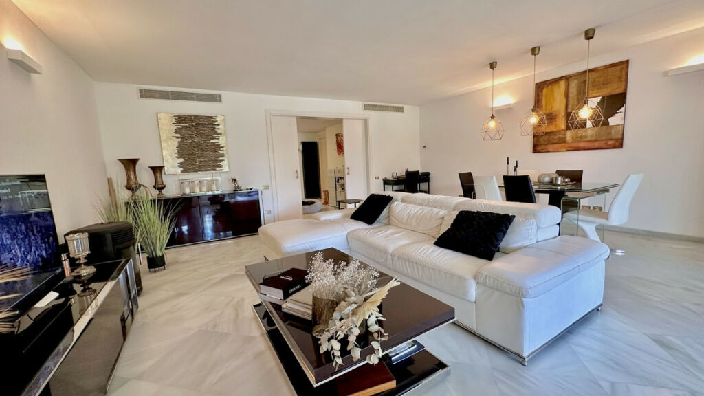 Middle Floor Apartment The Golden Mile Málaga - image 10