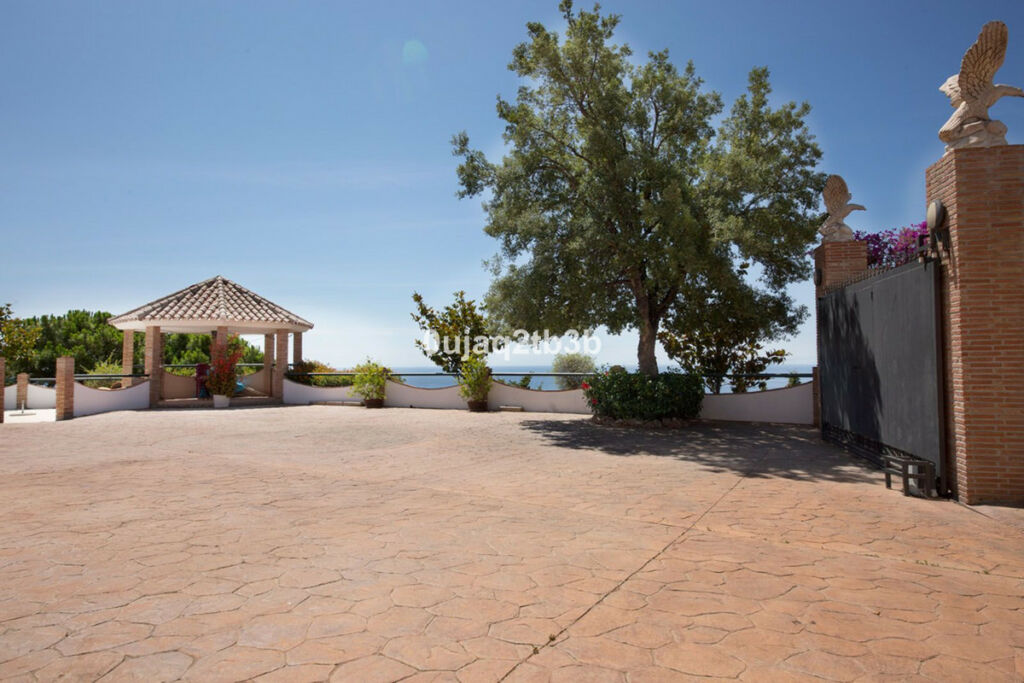 Detached Villa Estepona Málaga - image 10