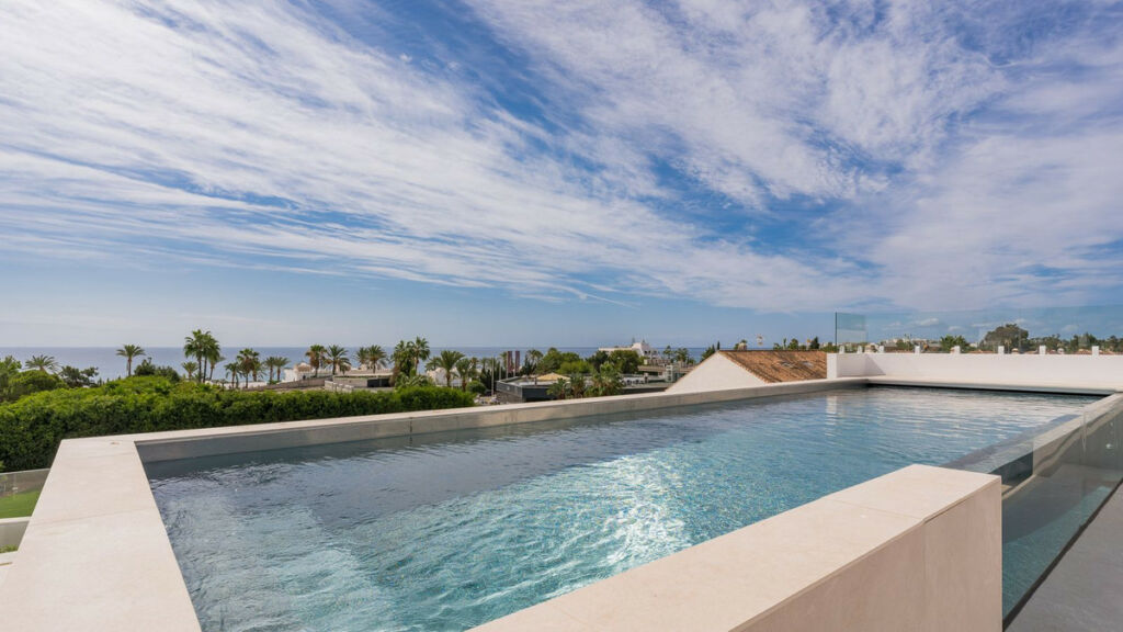 Detached Villa The Golden Mile Málaga - image 11