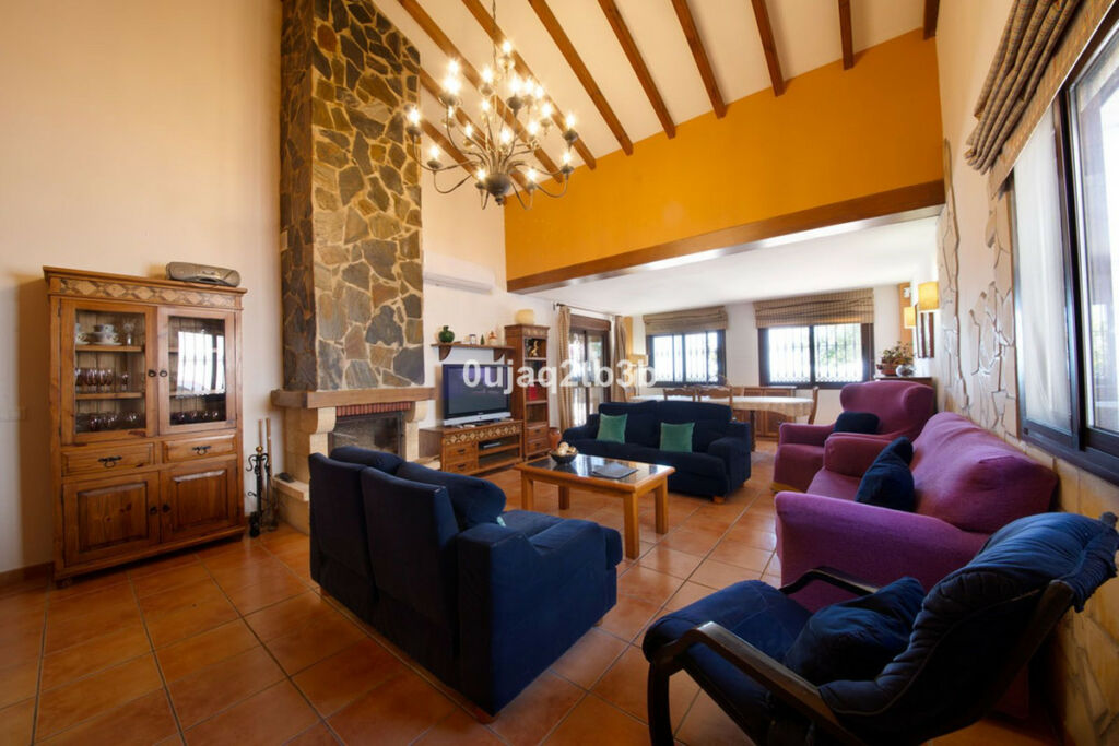 Detached Villa Estepona Málaga - image 11