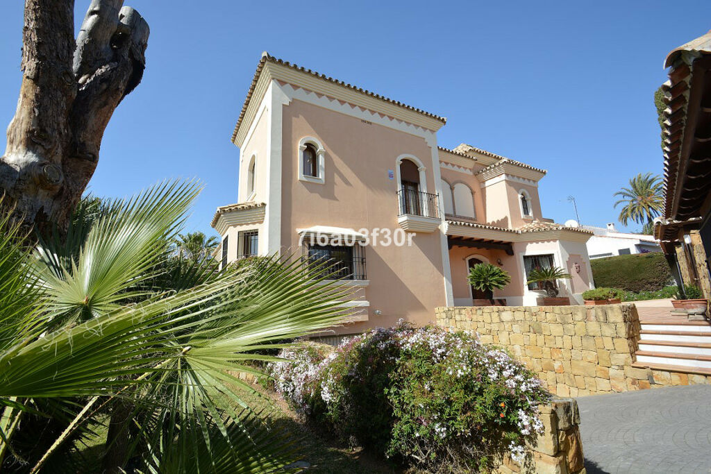 Detached Villa Nueva Andalucía Málaga - image 11