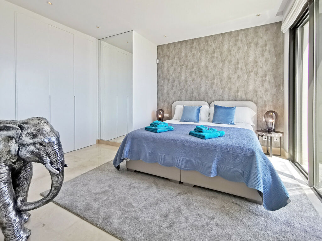 Middle Floor Apartment Cabopino Málaga - image 12