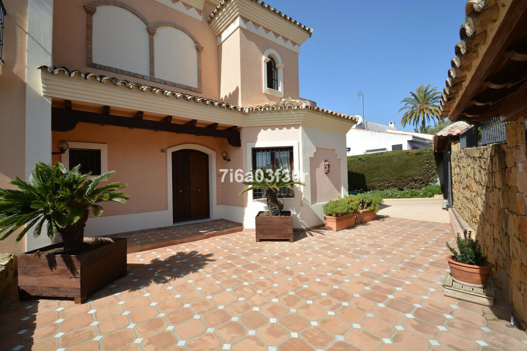 Detached Villa Nueva Andalucía Málaga - image 13