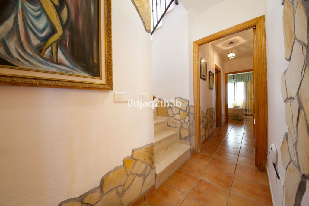 Detached Villa Estepona Málaga - image 13