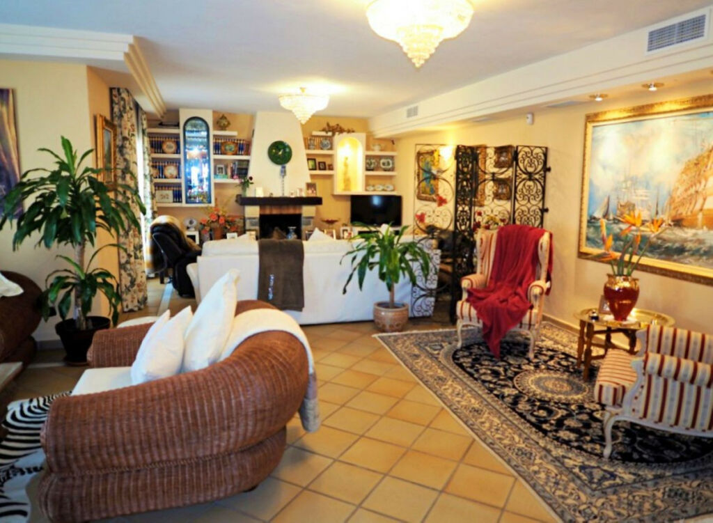 Detached Villa Estepona Málaga - image 13