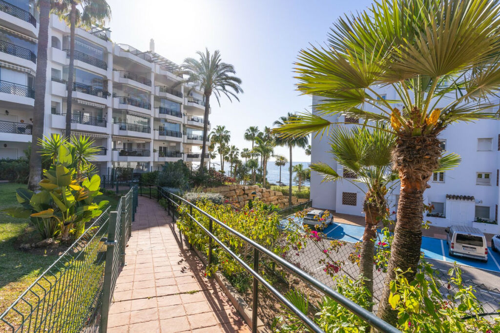 Middle Floor Apartment Calahonda Málaga - image 13