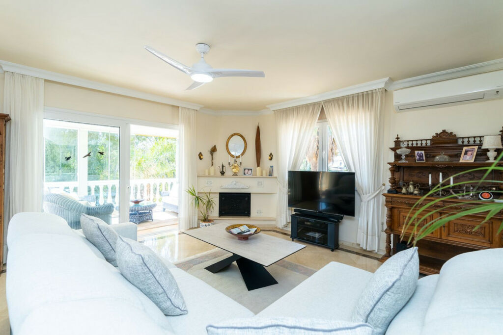 Detached Villa Torrenueva Málaga - image 4