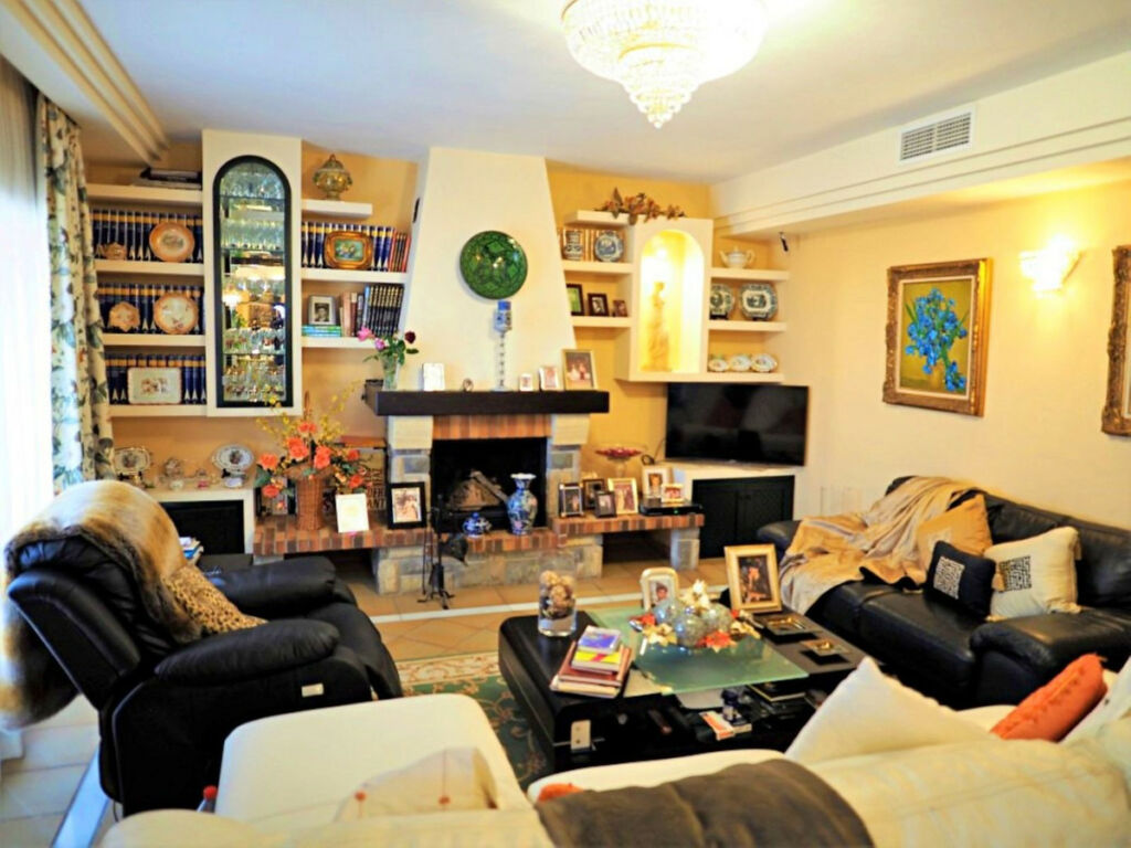 Detached Villa Estepona Málaga - image 14