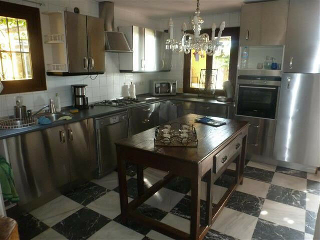 Detached Villa Estepona Málaga - image 14