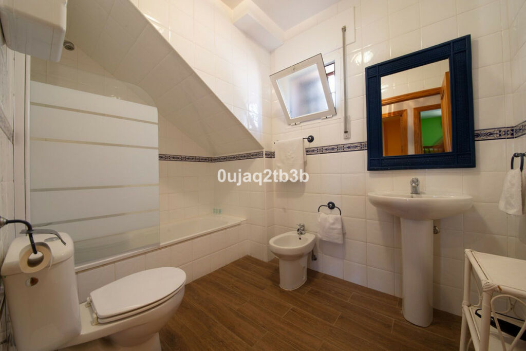 Detached Villa Estepona Málaga - image 15