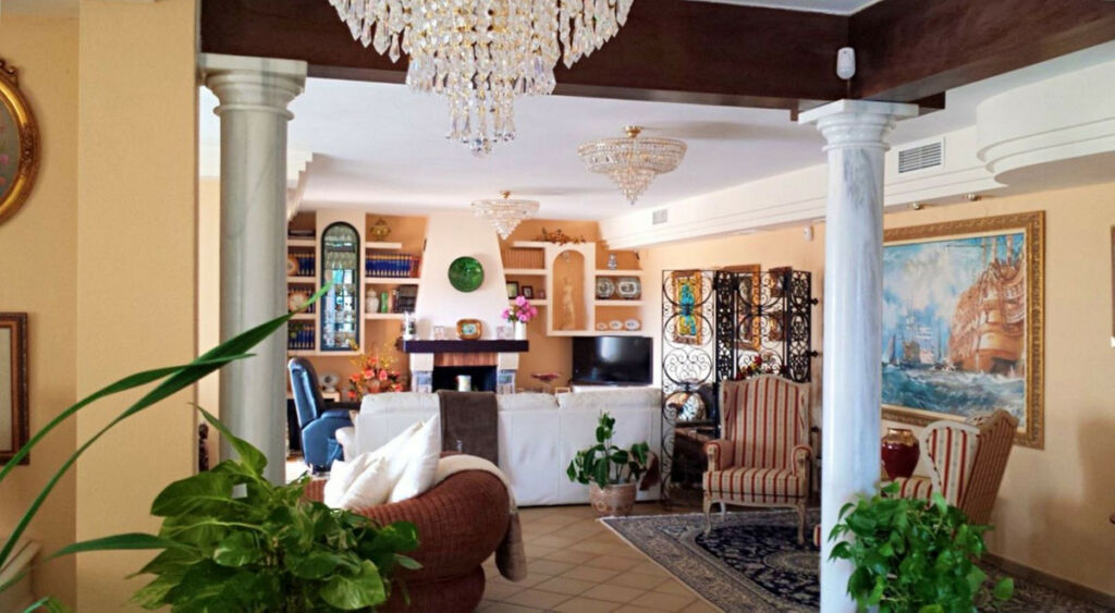 Detached Villa Estepona Málaga - image 15