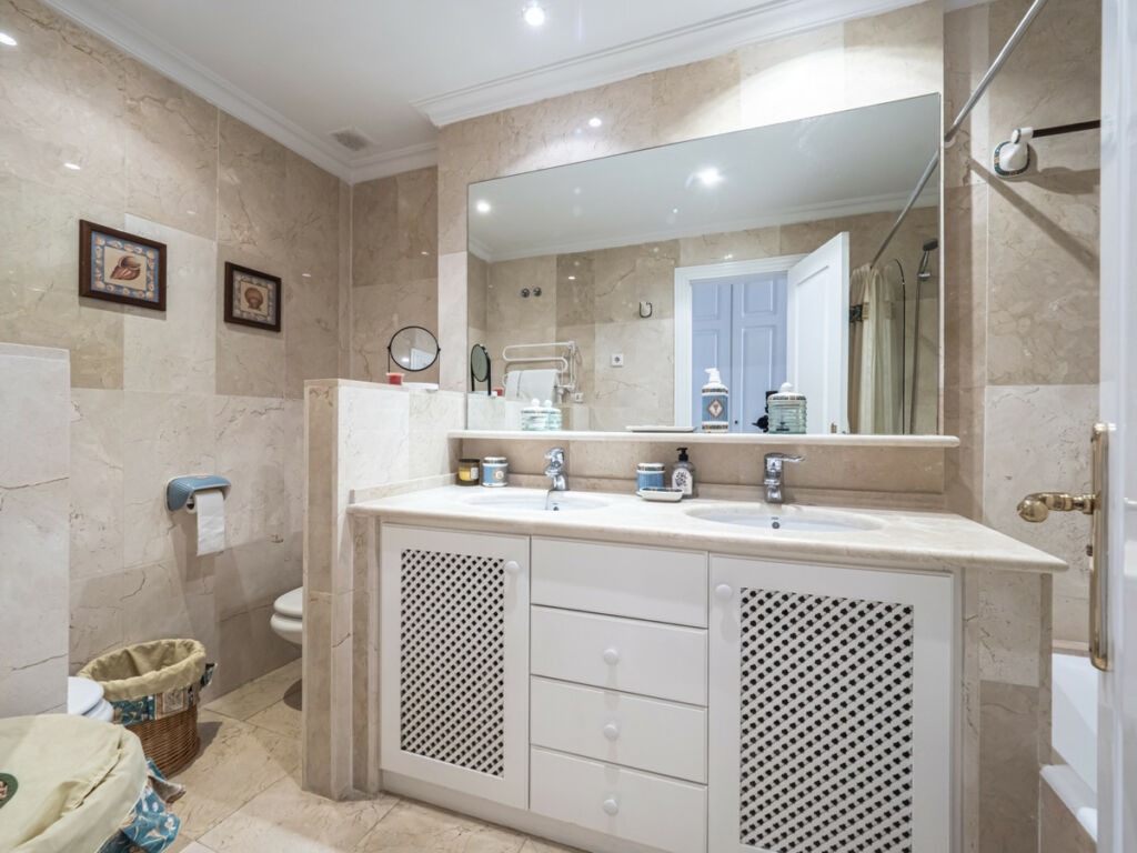 Middle Floor Apartment Puerto Banús Málaga - image 15