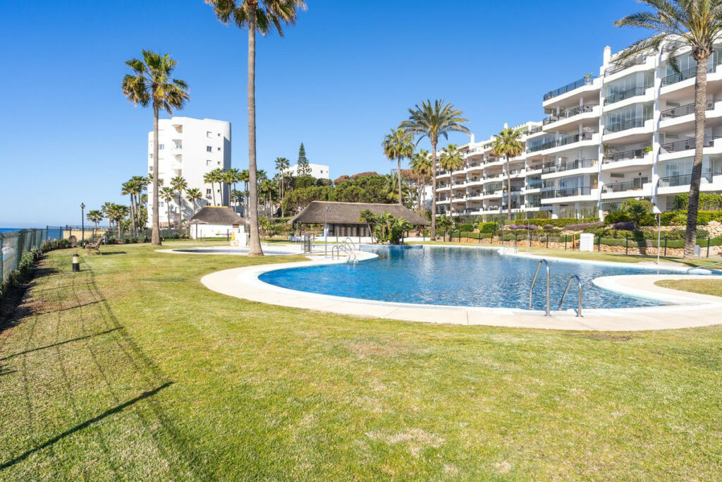Middle Floor Apartment Calahonda Málaga - image 15