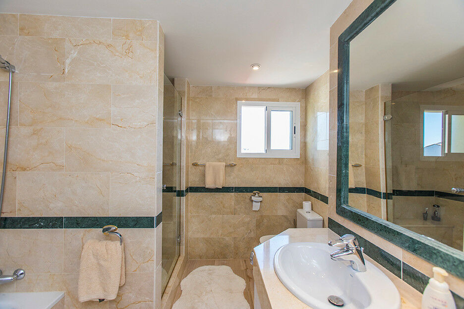 Penthouse Elviria Málaga - image 18