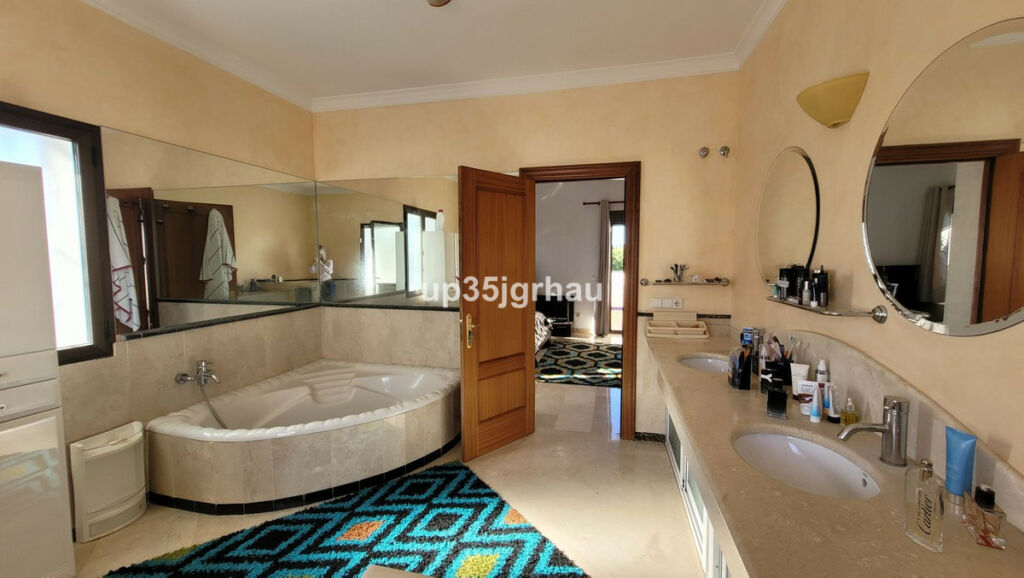 Detached Villa Bel Air Málaga - image 16